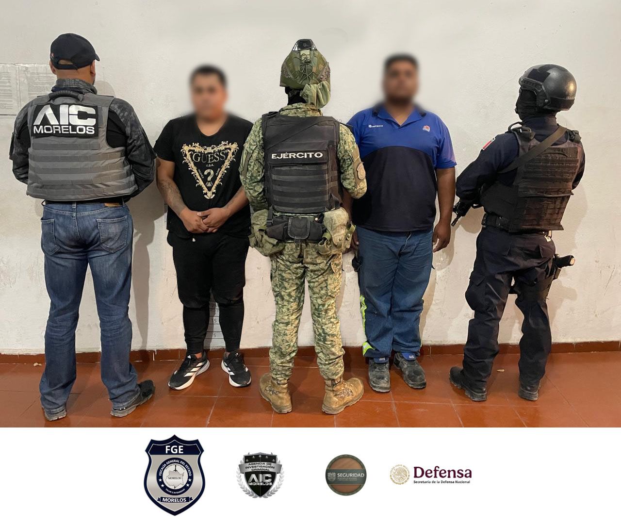 Agentes de Investigación Criminal detienen en el municipio de Xoxocotla a dos hombres con probables armas de fuego y droga